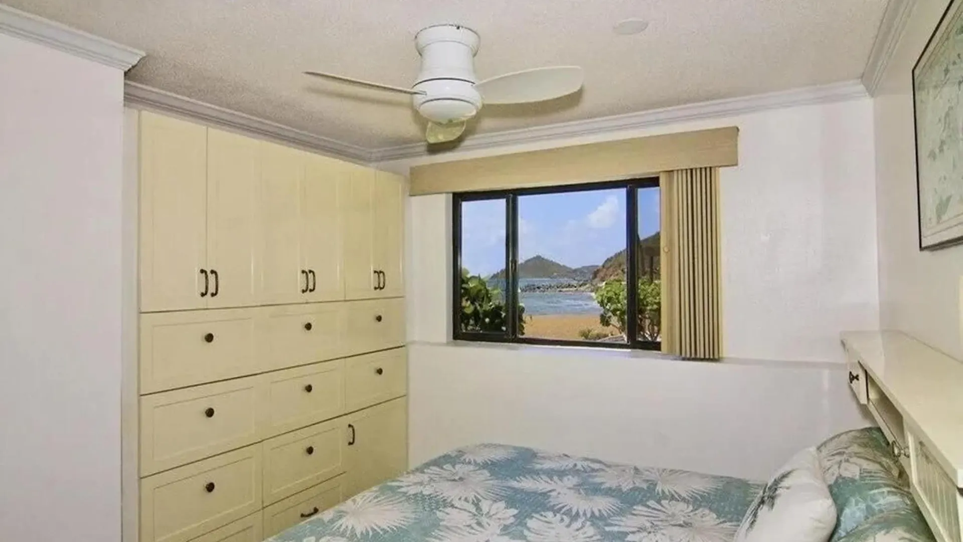 Beachfront Condo Just Steps From The Sand Nazareth 0*,  Isole Vergini (US)
