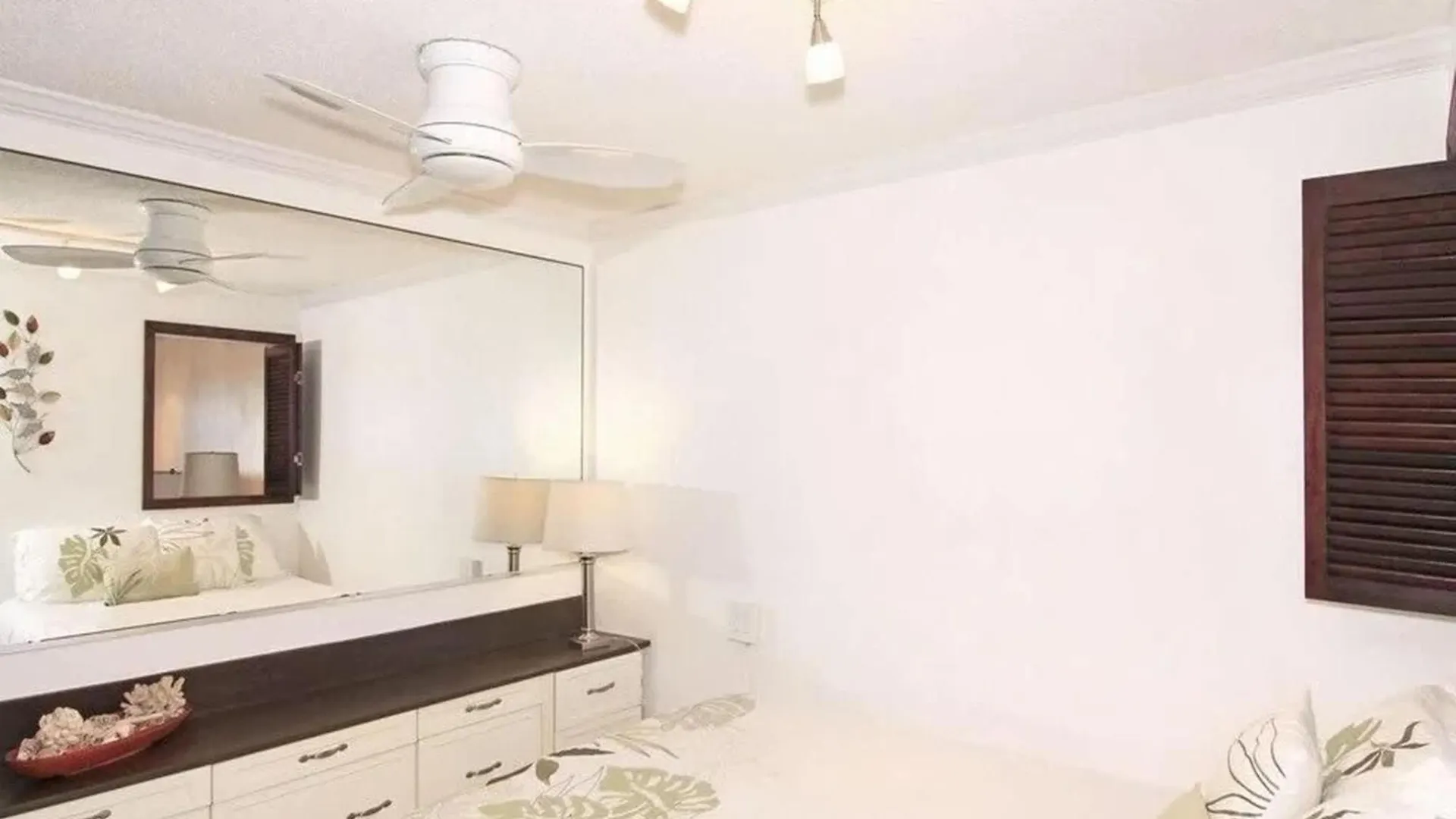 Beachfront Condo Just Steps From The Sand Nazareth Appartamento